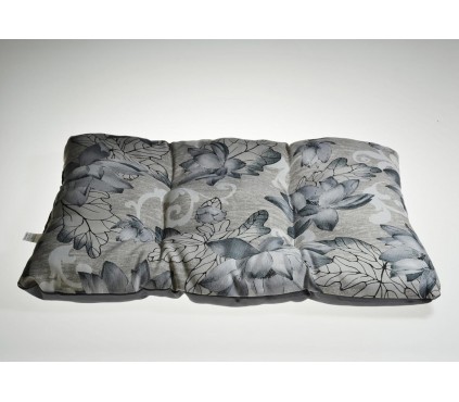 Pet bed with double face cushion