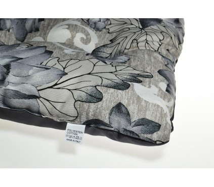 Pet bed with double face cushion