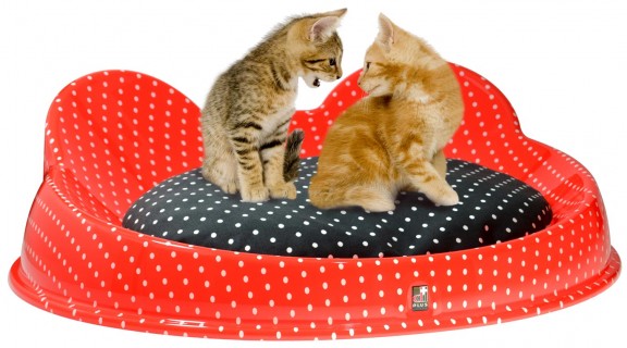 Cuccia per gatto moderna di colore rosso e pois bianchi